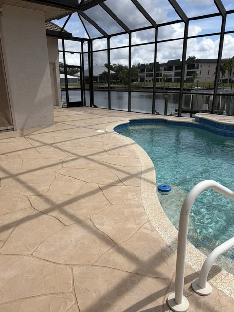 Pool deck in decorative concrete