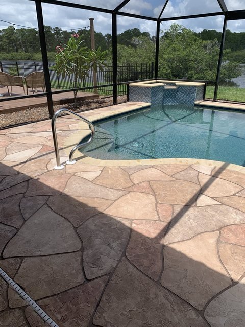Pool deck in decorative concrete