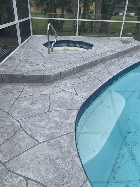 Pool deck in decorative concrete