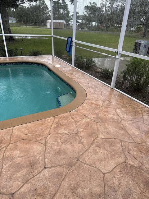 Pool deck in decorative concrete