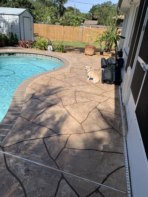 Pool deck in decorative concrete