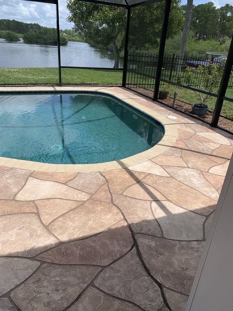 Pool deck in decorative concrete