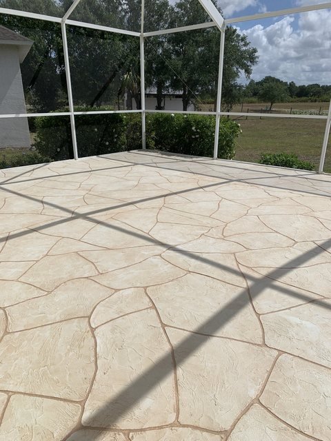 Pool deck in decorative concrete
