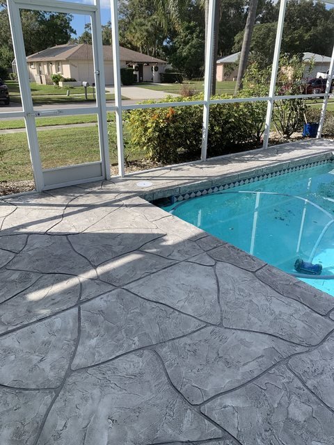 Pool deck in decorative concrete