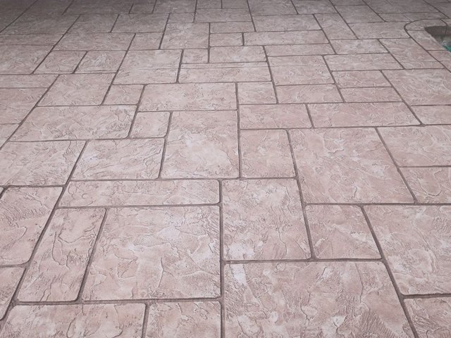 Pool deck in decorative concrete