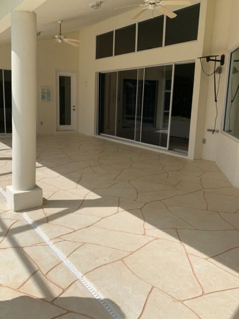 Pool deck in decorative concrete