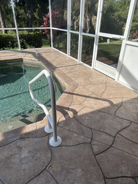 Pool deck in decorative concrete